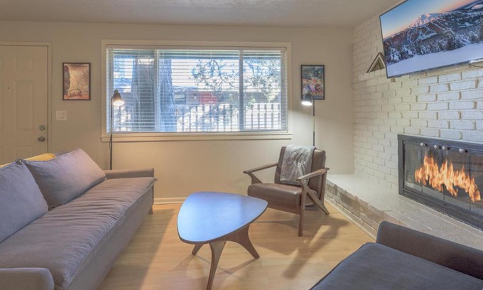 Orchard District Casa | Orchard Park Getaway!