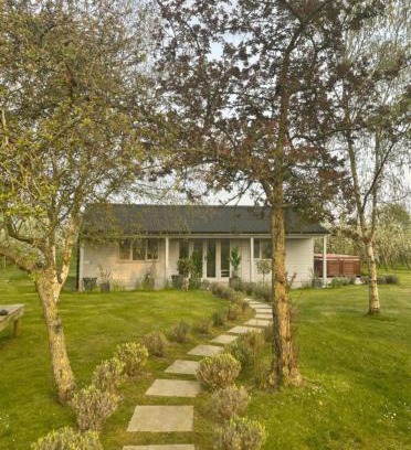 Moreton Casa | Orchard Retreat - Rural Cabin - Private Hot Tub!