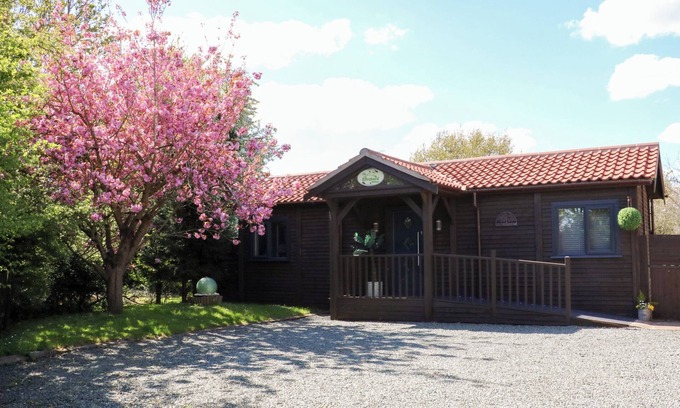 Frampton Cabaña | ORCHARD RETREAT STAYCATION, pet friendly, with hot tub in Kirton