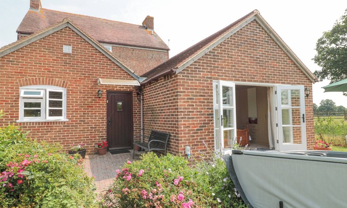Moreton Cabaña | ORCHARD VIEW, family friendly, with hot tub in Hartpury