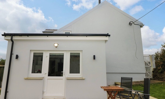 Pembroke Cabaña | ORCHARD VIEW, pet friendly, with a garden in Pembroke