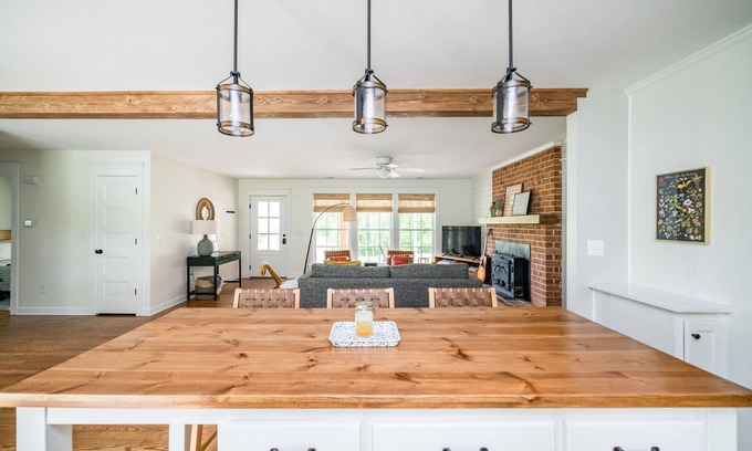 Peaks Casa | Orchard View Retreat in Blue Ridge Mountains with Hot Tub + 2 King Suites!