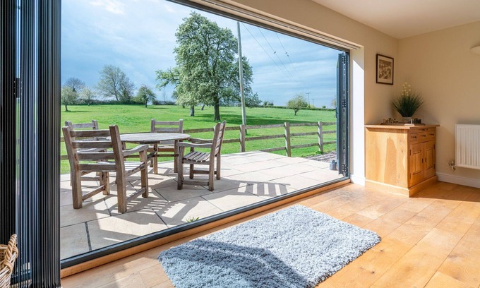 Upton Snodsbury Cabaña | Orchard View - sleeps 4 guests in 2 bedrooms