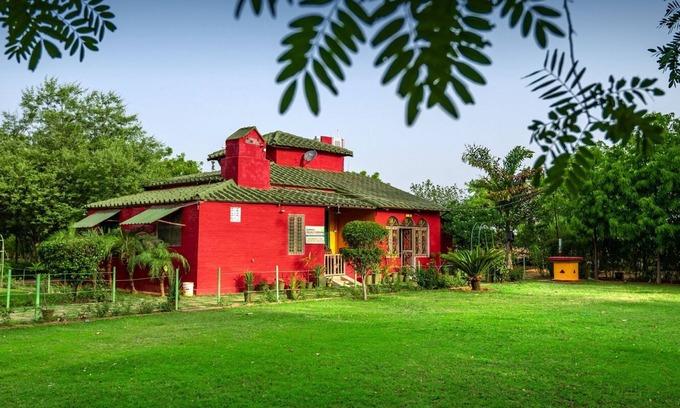 Jhansi Otro | Organic Farm with kitchen, AC rooms, Pet-friendly 7 Kms from the city