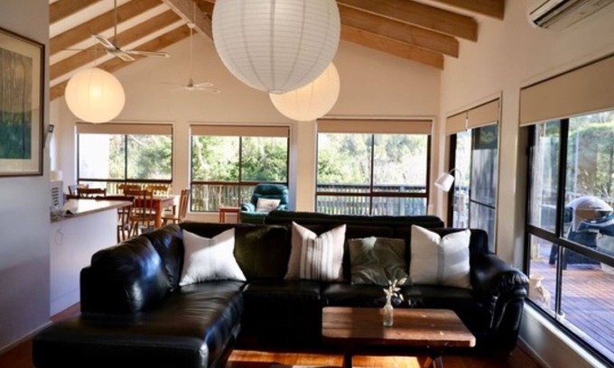 Guerilla Bay Casa | Original art filled home in Guerilla Bay