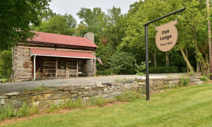 Lawrenceburg Cabina | Original Circa 1818 Oak Lodge