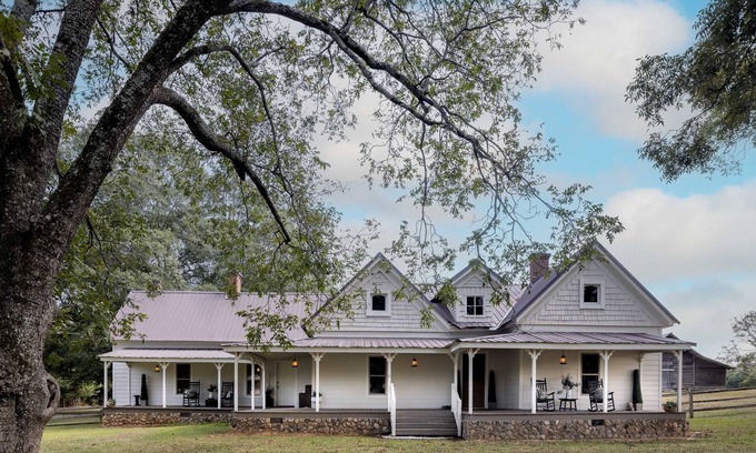 Loganville Otro | Original Farmhouse est <1920, Professionally Designed, Charm & Comfort in mind!