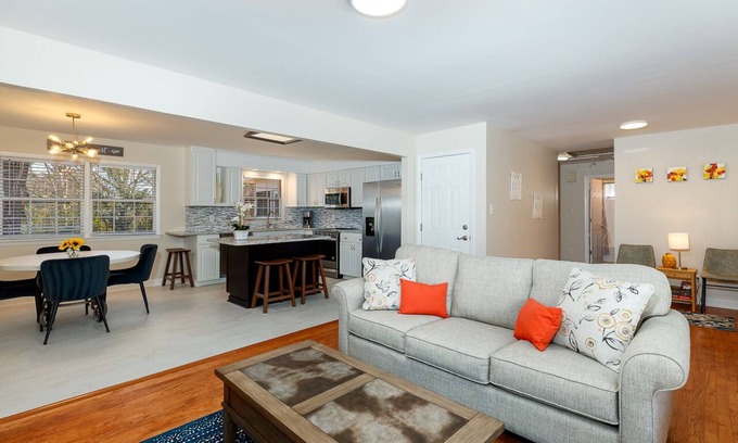 Northwest Raleigh Casa | Original Oak Tree Oasis: Private sunroom/deck/grill/firepit/yard (❤️ of Raleigh)