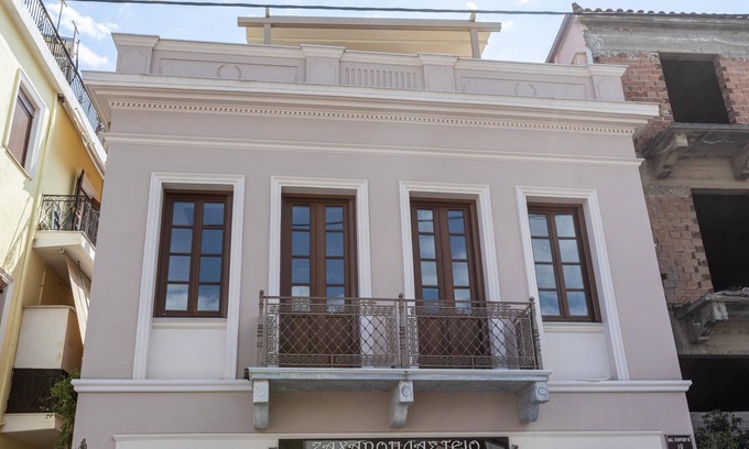 Gythio Apartamento | Orion Maison: Luxury 3-bedroom maisonette in the center of town
