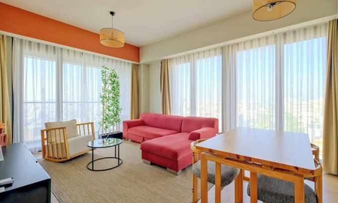 Umraniye Apartamento | Orion - Modern 2BD Apt w/ City View Pool & Parking