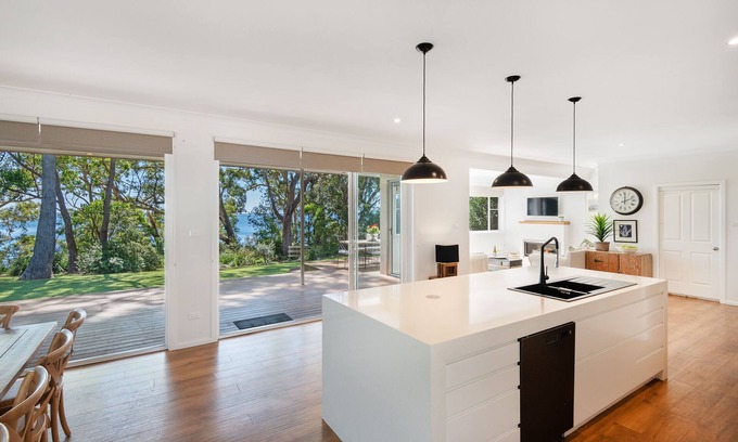 Vincentia Casa | Orions Ultimate Oasis: Absolute Beachfront Retreat