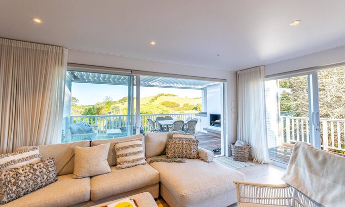 Oneroa Casa | Oriwa Villa, Oneroa Village - near Mudbrick and Cable Bay - Welcome to Oriwa Villa, a luxurious 4 bedroom, 3 bathroom family home. This exquisite holiday home is designed to provide the perfect getaway, offering a blend of elegance, modern amenities,
