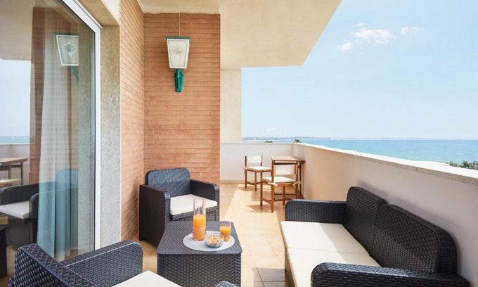 Pozzallo Apartamento | Orizzonte Casesicule, Fantastic Sea View with Balcony and Big Windows, Wi-Fi