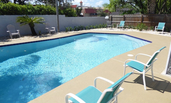 Altamonte Springs Casa | Orlando Area 4BR 2 Master Bedrooms 3B Pool Disney Universal Family pet friendly!
