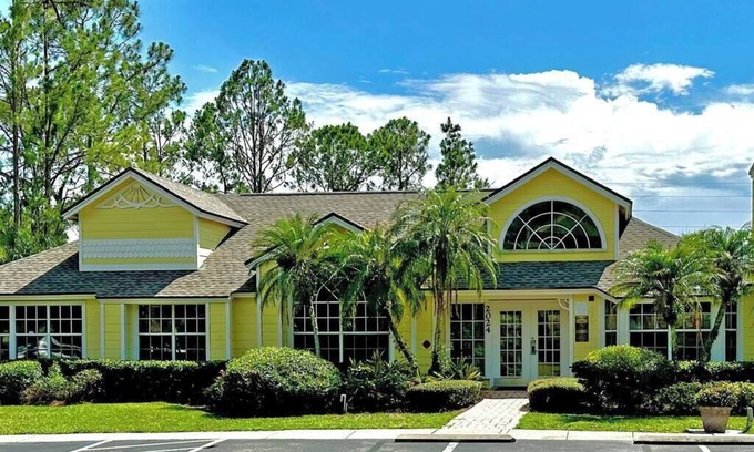 Royal Palm Bay Apartamento | Orlando/Kissimmee Polynesian Inspired Oasis with Pool, Minutes from Disney.