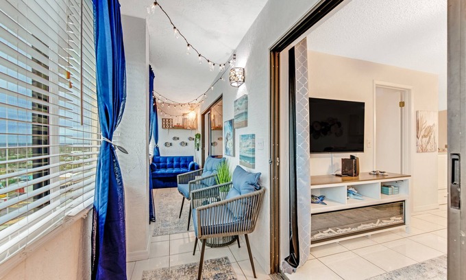 Glenwood Condominio | Penthouse Retreat in Oceanfront Bldg with pool, garage parking and sunset views.