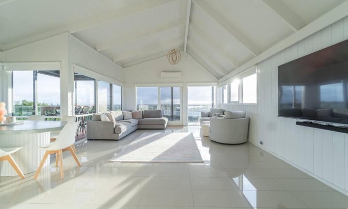 Ocean Grove Casa | ORTON BEACH VIEWS 200m to BEACH & RESTAURANTS