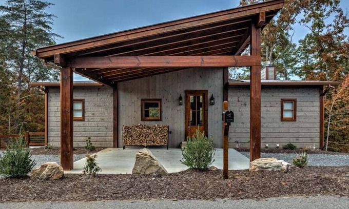Mineral Bluff Cabina | Oscar & Friends Retreat - Pet Friendly | Arcade Games | Hot Tub