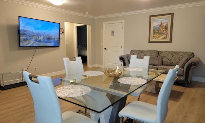 Abbotsford Casa | Oscar INN & 2bd Family Suite or Private Room