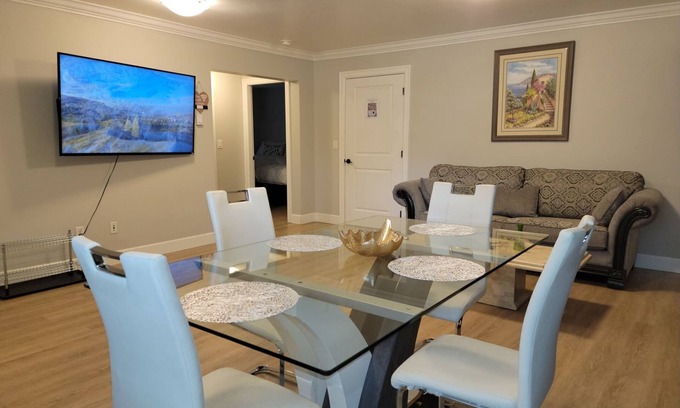 Abbotsford Casa | Oscar INN & 2BD Guest Suite