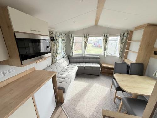 Selsey Otro | Oscars Inn, West Sands, Seal Bay Resort