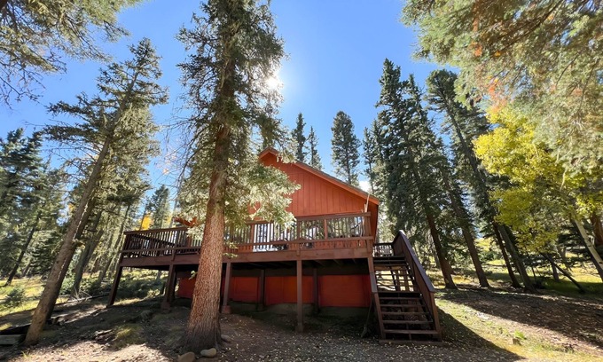 Angel Fire Cabina | El Osito - Mountain home on a wooded acre with hot tub & fire pit