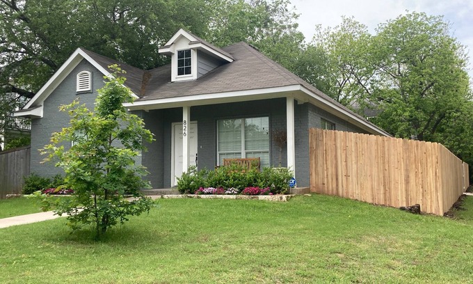 Waco Casa | Oso Comfortable Cottage - Designed by the Harps - Sleeps 8