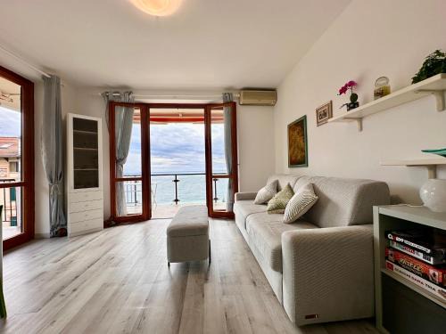 Ospedaletti Apartamento | OSPEDALETTI Mare e Relax- Affittasi "Oasi Riviera" con campo da Tennis e Sala Giochi