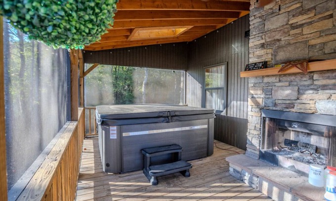 Blairsville Cabina | Osprey: Family Cabin, Hot Tub, Game Room, Theater