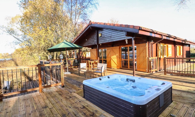 Tattershall Cabaña | OSPREY LODGE, pet friendly in Tattershall Lakes Country Park