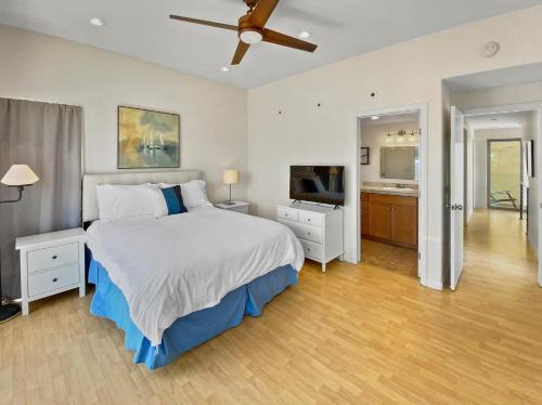 Mission Beach Casa | Ostend Escape - Multiple Patios, Large Rooftop, Water Views, Garage & Fast Wifi