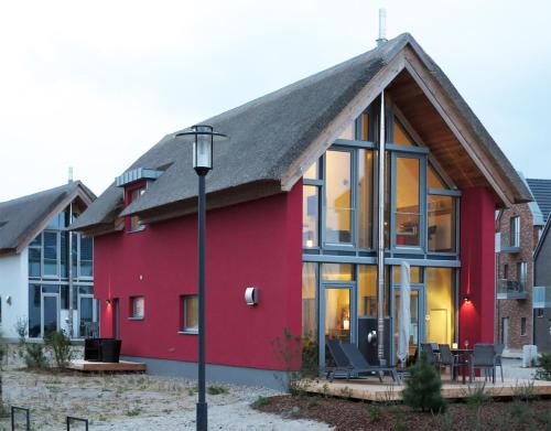 Heiligenhafen Casa | Ostsee - Reetdachhaus Nr 14 "DasRoteHaus" im Strand Resort