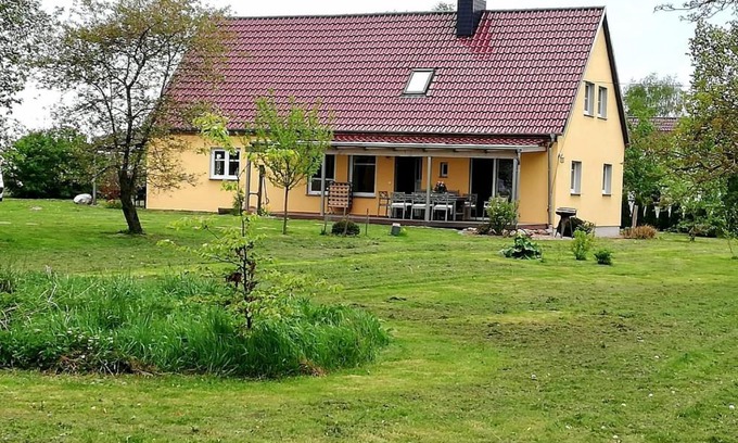 Jakobsdorf Casa | Ostseenahes Ferienhaus mit 3 Schlafzimmern und großem Naturgarten auf 6000 qm