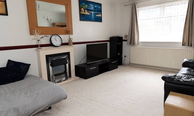 Chadderton Casa | Otley Terrace - 3 bed home sleeping 8 people.