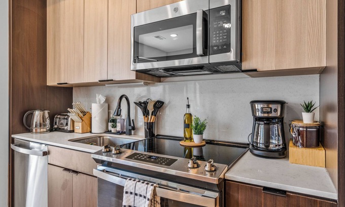 Pendleton Apartamento | OTR/CBD + Top Floor + 1 King Bed With Pool, Gym, Rooftop & Exclusive Club Room