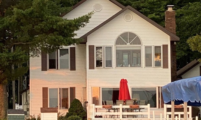 Gaylord Casa | Lakefront Cottage Getaway