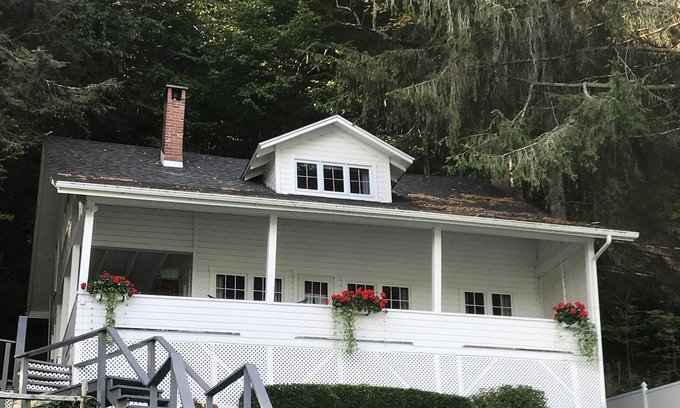 Cooperstown - Otsego Lake Cabaña | Otsego Lakefront Cottage - Sleeps 6