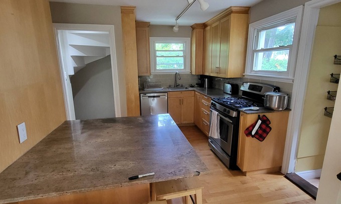 Manor Park Casa | Ottawa Ontario 4 Kilometers from City Month of July Beautiful Manor Park 5 Bed