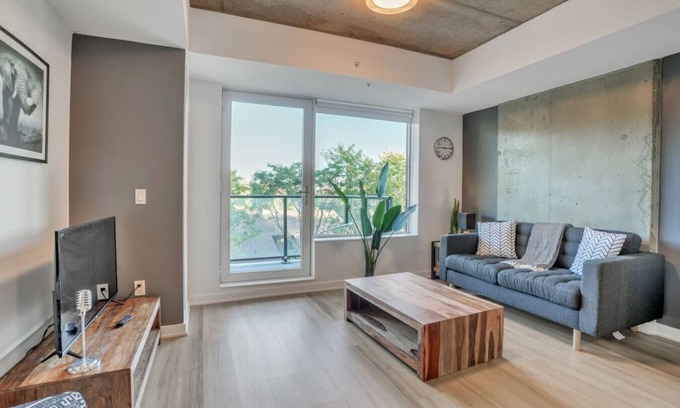 Industrial Park Apartamento | Chic Urban 1BR Apt with Balcony and Skyline Views