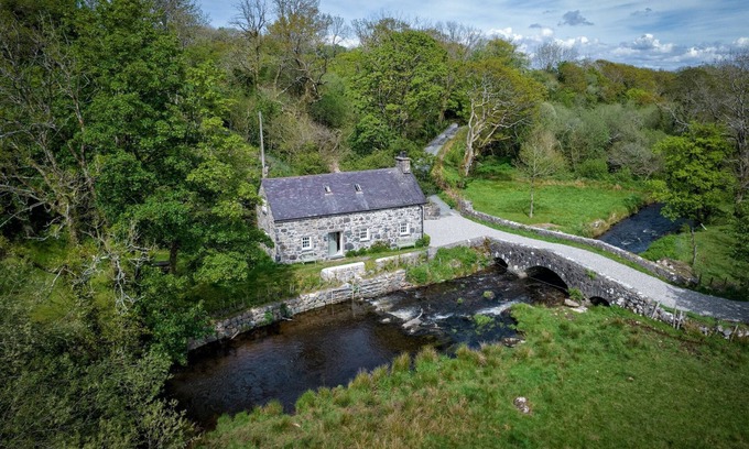 Llwyndyrys Cabaña | Otter Cottage - sleeps 6 guests in 3 bedrooms