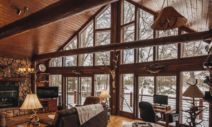 Hayward Cabina | Otter Cove Lodge: Serene Lakefront Retreat w/ Kayaks, Fireplaces, & Room for 10