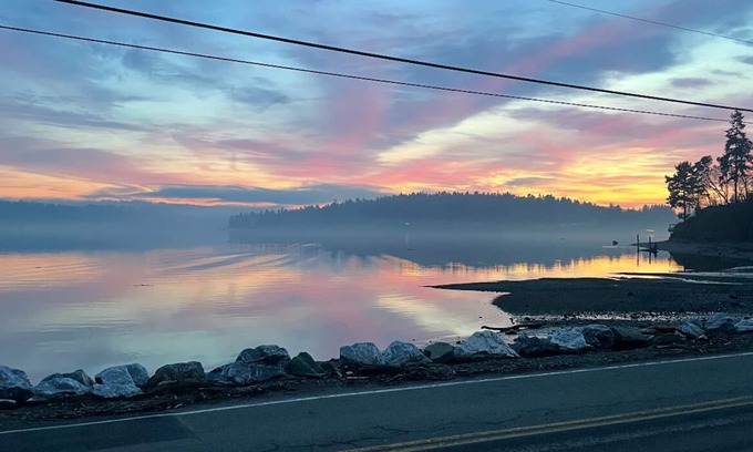 Vashon Island Casa | Otter Getaway - Quartermaster Harbor Beach House.