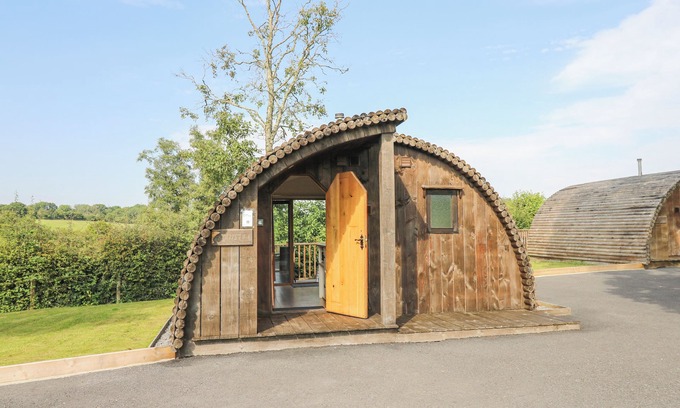 Llangammarch Wells Cabaña | OTTER, pet friendly, with a garden in Beulah