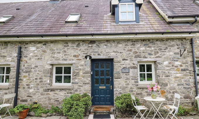 Llandeilo Cabaña | OTTERS HOLT, pet friendly, character holiday cottage in Llandeilo