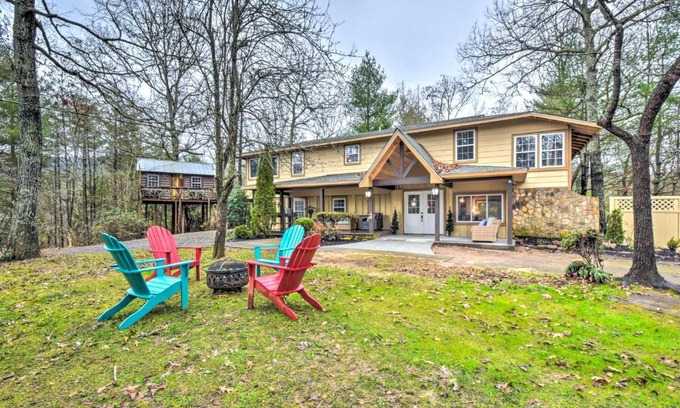 Otto Casa | Otto Home with Fire Pit, Tree House and Hot Tub!