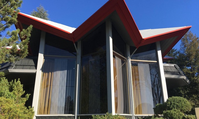 Ukiah Apartamento | Our 1971 mid-century STAR DOME PLANET, unique architecture, centrally located