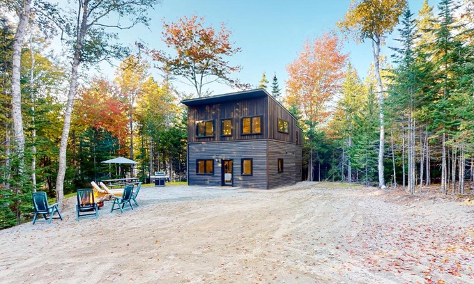 Lamoine Casa | Our Cottage & Our Barn