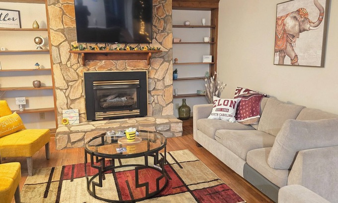 McLeansville Casa | Experience the warmth of a charming home that offers a serene view.