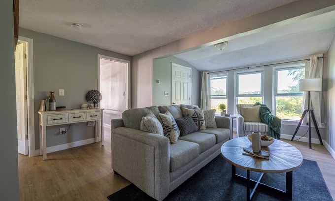 Warwick Apartamento | Our home boasts gorgeous views and a short walk from the beach & marina.