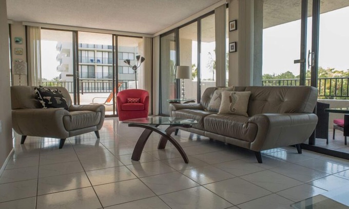 Siesta Key Condominio | Our House at the Beach E-102 Modern, light-filled, spacious